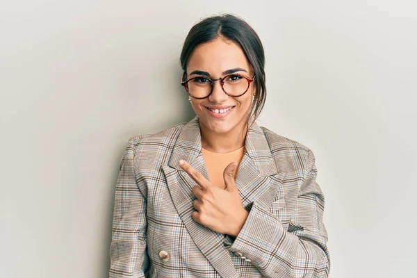 Genç Esmer Kadın Ceketi Gözlük Takıyor Neşeli Yüzünde Bir Gülümseme — Stok fotoğraf