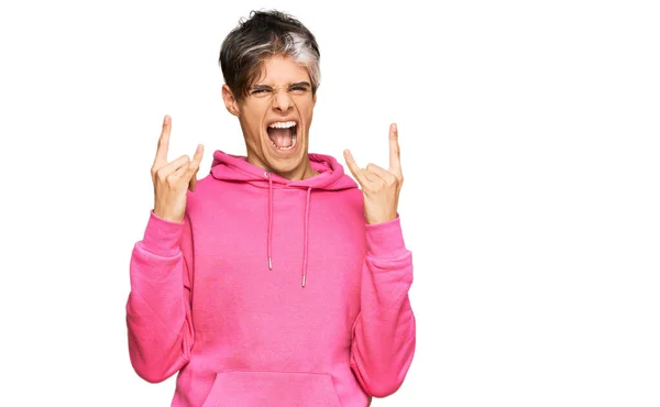 Junger Hispanischer Mann Lässigem Rosafarbenem Sweatshirt Mit Verrücktem Gesichtsausdruck Und — Stockfoto