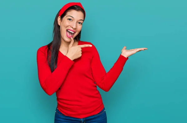 Ung Latinamerikansk Kvinna Bär Casual Kläder Förvånad Och Ler Mot — Stockfoto