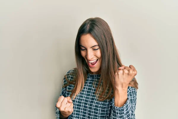 Jonge Mooie Vrouw Draagt Casual Kleding Vieren Verrast Verbaasd Voor — Stockfoto