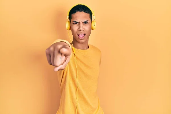 Joven Afroamericano Chico Escuchando Música Usando Auriculares Apuntando Disgustado Frustrado — Foto de Stock