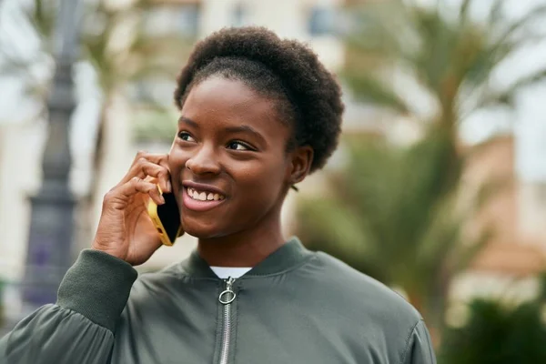 Mladý Africký Americký Dívka Usměvavý Šťastný Mluvení Smartphone Městě — Stock fotografie