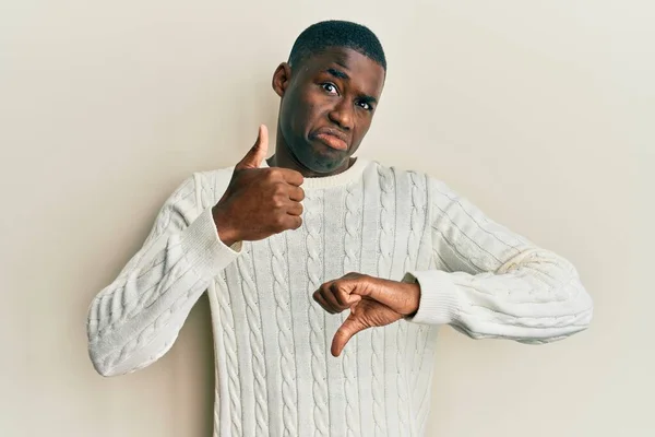 Jonge Afro Amerikaanse Man Met Casual Kleding Die Duimen Neer — Stockfoto