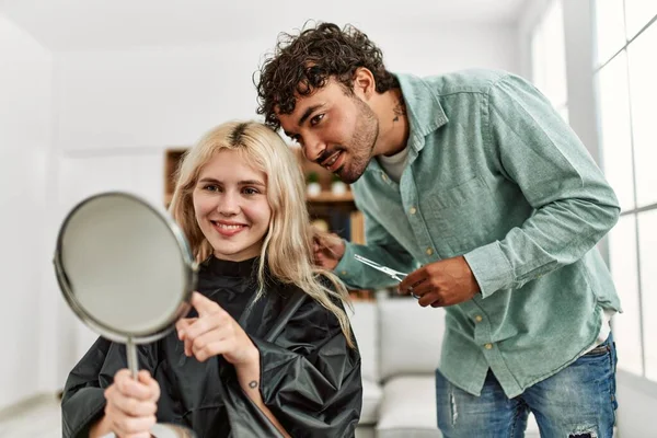 Jovem Cortando Cabelo Para Sua Namorada Casa — Fotografia de Stock