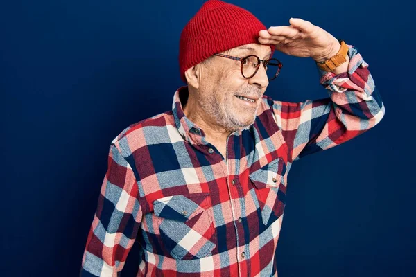 Bello Uomo Maturo Che Indossa Look Hipster Con Berretto Lana — Foto Stock