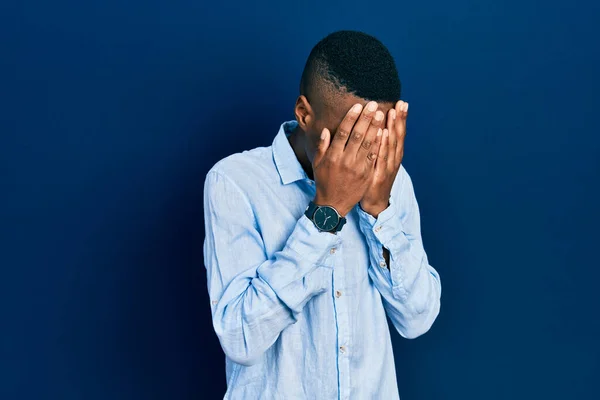 Jonge Afro Amerikaanse Man Draagt Casual Kleding Met Droevige Uitdrukking — Stockfoto