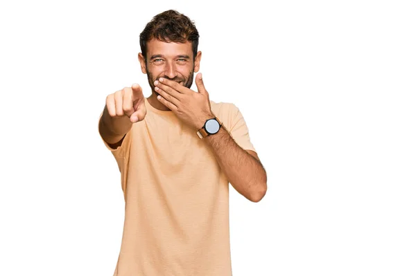 Przystojny Młodzieniec Brodą Luźnej Koszuli Śmiejący Się Ciebie Wskazujący Palcem — Zdjęcie stockowe