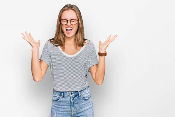 Hermosa Mujer Rubia Joven Con Ropa Casual Gafas Celebrando Loco —  Fotos de Stock