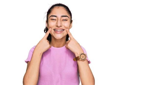 Adolescente Hispana Con Frenos Dentales Con Ropa Casual Sonriendo Con —  Fotos de Stock