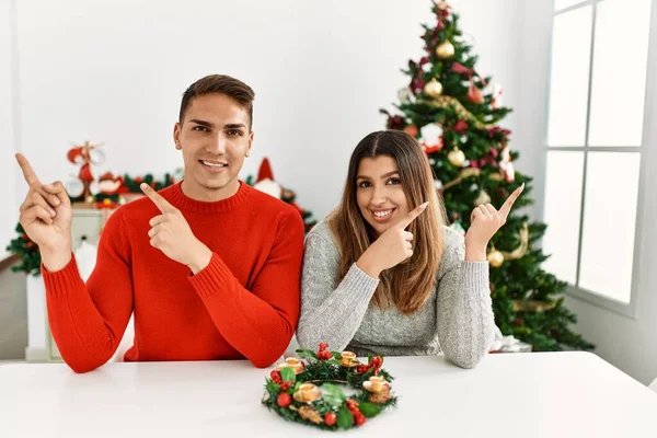 Jong Spaans Echtpaar Zit Aan Tafel Met Kerst Glimlachend Kijkend — Stockfoto