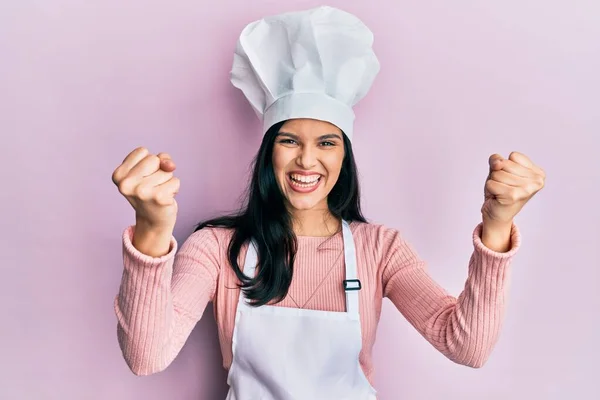 Mujer Hispana Joven Vistiendo Uniforme Panadero Sombrero Cocinero Gritando Orgulloso — Foto de Stock