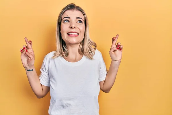 Mooie Blanke Vrouw Draagt Casual Wit Shirt Gebaren Vinger Gekruist — Stockfoto