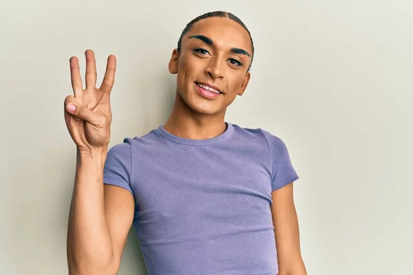 Uomo Ispanico Indossa Trucco Capelli Lunghi Indossando Maglietta Casual Mostrando — Foto Stock