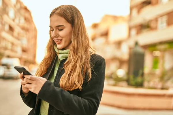 Genç Sarışın Kız Şehirde Akıllı Telefon Kullanarak Mutlu Bir Şekilde — Stok fotoğraf