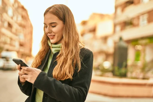 Mladá Blondýnka Dívka Úsměvem Šťastný Pomocí Smartphone Městě — Stock fotografie