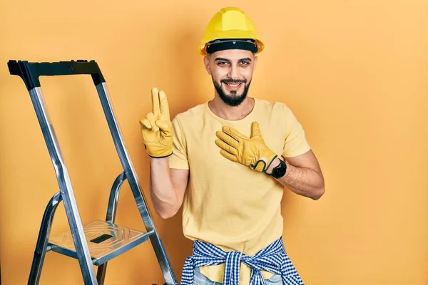 Homem Bonito Com Barba Por Escadas Construção Vestindo Chapéu Duro — Fotografia de Stock