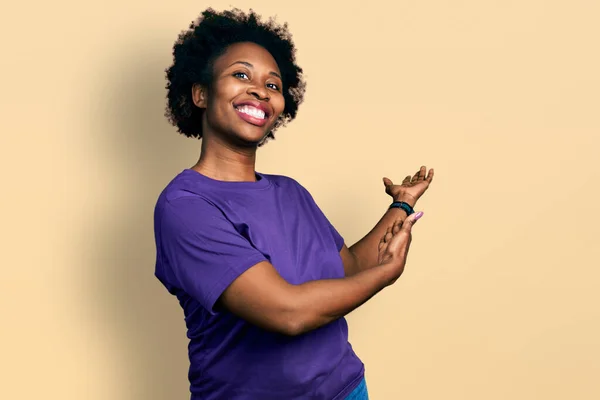 Mujer Afroamericana Con Pelo Afro Vistiendo Casual Camiseta Púrpura Invitando —  Fotos de Stock