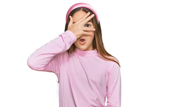 Schönes Brünettes Kleines Mädchen Lässigem Rollkragenpullover Das Schockiert Gesicht Und — Stockfoto