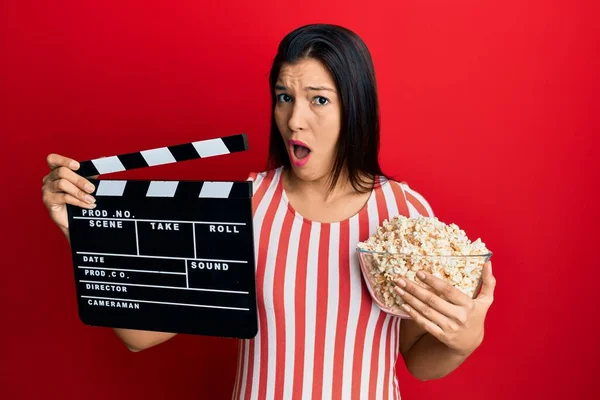 Jovem Mulher Latina Segurando Vídeo Filme Clapboard Pipoca Rosto Choque — Fotografia de Stock