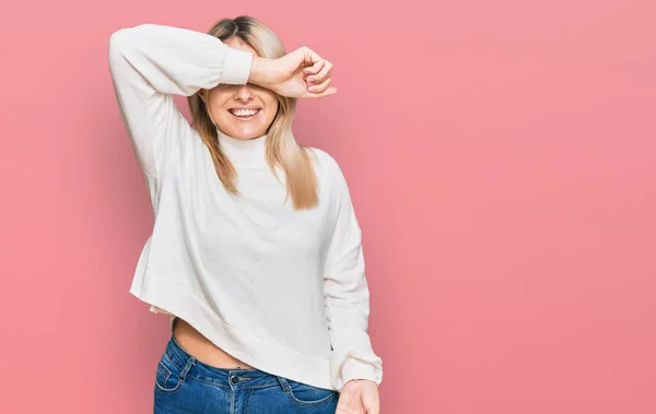 Junge Kaukasische Frau Lässigem Winterpullover Der Die Augen Mit Einem — Stockfoto