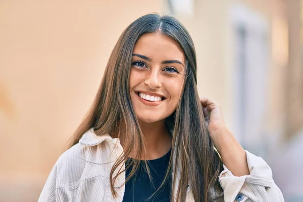 Junges Hispanisches Mädchen Lächelt Glücklich Der Stadt — Stockfoto