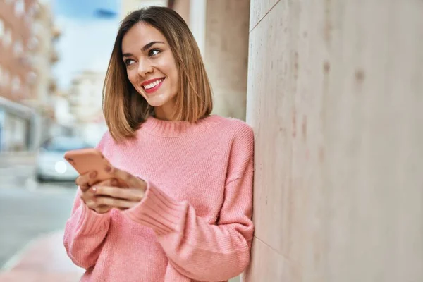 Genç Beyaz Kız Şehirde Akıllı Telefon Kullanarak Mutlu Bir Şekilde — Stok fotoğraf