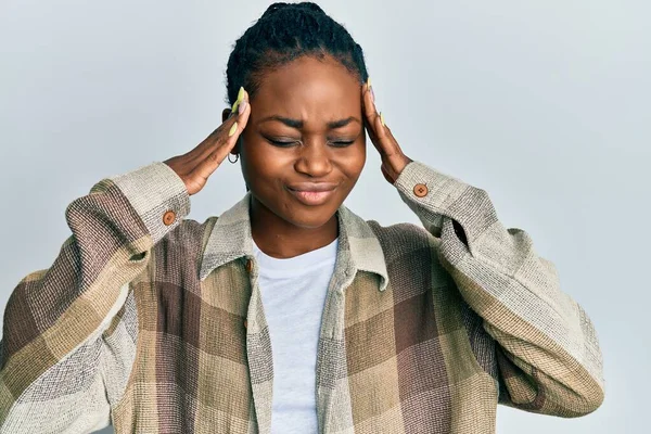 Νεαρή Αφροαμερικανή Γυναίκα Που Φοράει Καθημερινά Ρούχα Χέρι Στο Κεφάλι — Φωτογραφία Αρχείου