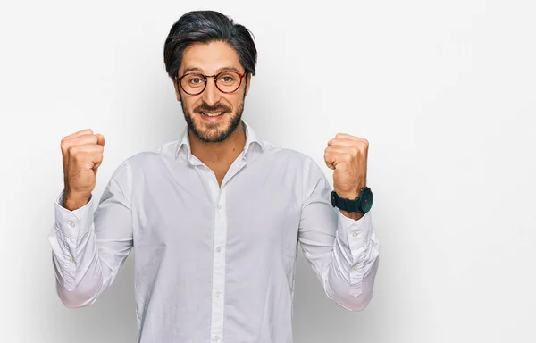 Junger Hispanischer Mann Mit Businesshemd Und Brille Feiert Überrascht Und — Stockfoto