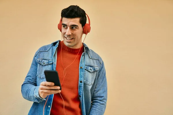 Joven Hombre Hispano Sonriendo Feliz Usando Teléfonos Inteligentes Auriculares Ciudad — Foto de Stock