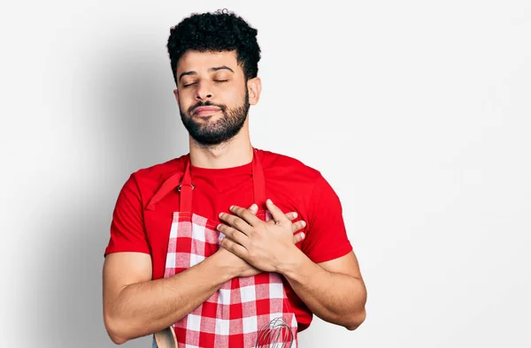 Jonge Arabier Man Met Baard Draagt Een Keukenschort Glimlachend Met — Stockfoto