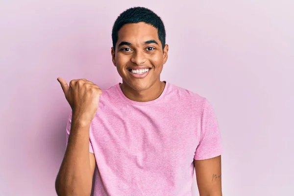 Homem Hispânico Bonito Jovem Vestindo Camisa Casual Rosa Sorrindo Com — Fotografia de Stock