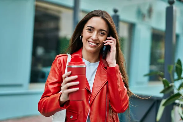 Giovane Donna Ispanica Che Parla Sullo Smartphone Beve Caffè Città — Foto Stock