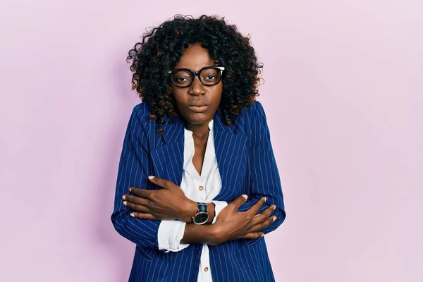 Fiatal Afro Amerikai Visel Üzleti Ruhák Szemüveg Remegés Fagyasztás Téli — Stock Fotó