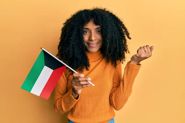 Donna Afro Americana Con Capelli Afro Tenendo Bandiera Kuwait Urlando — Foto Stock