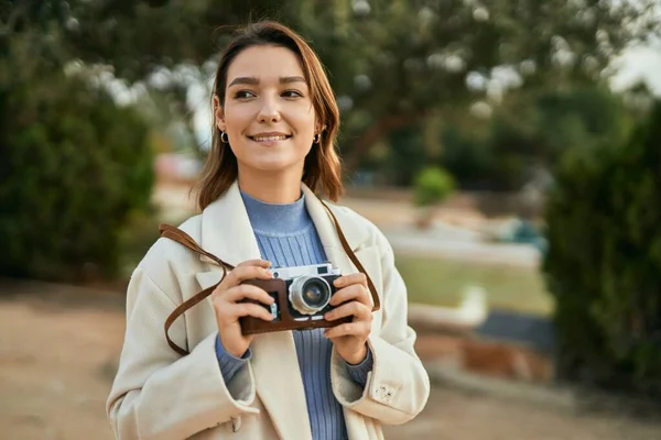 Mladá Hispánská Turistka Šťastně Usmívá Pomocí Vintage Kamery Parku — Stock fotografie