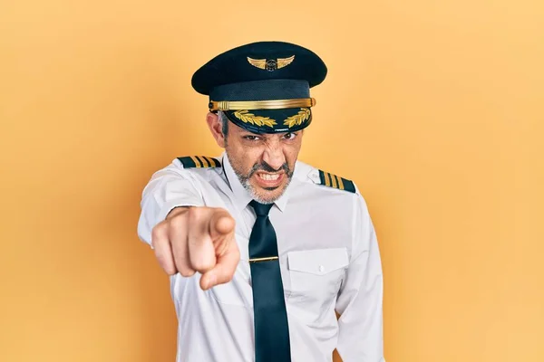 Przystojny Mężczyzna Średnim Wieku Siwymi Włosami Noszący Mundur Pilota Samolotu — Zdjęcie stockowe
