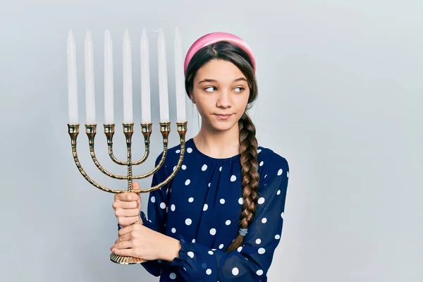 Jovem Morena Segurando Menorah Hanukkah Vela Judaica Sorrindo Olhando Para — Fotografia de Stock