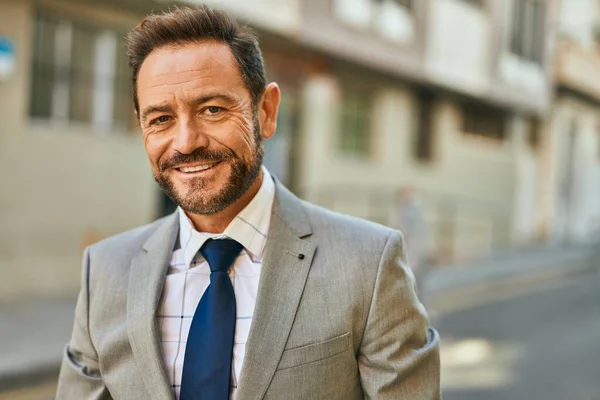 Hombre Negocios Mediana Edad Sonriendo Feliz Pie Ciudad — Foto de Stock