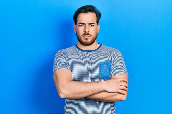 Hombre Caucásico Guapo Con Barba Con Camiseta Casual Rayas Escéptico —  Fotos de Stock