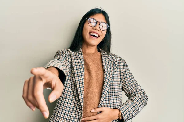 Stili Gözlük Takan Genç Çinli Bir Kadın Sana Gülüyor Eli — Stok fotoğraf