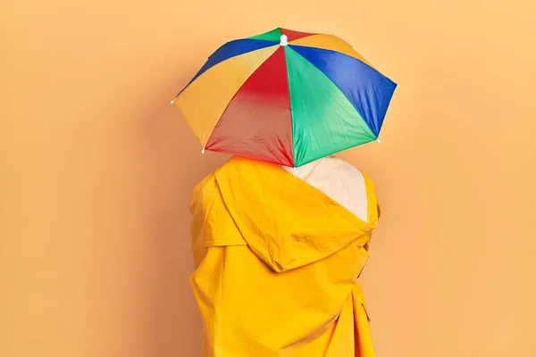 Jeune Homme Afro Américain Portant Imperméable Jaune Debout Vers Arrière — Photo