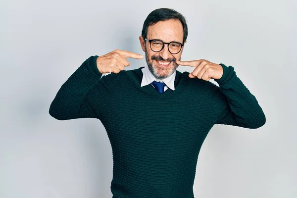 Uomo Ispanico Mezza Età Indossa Abiti Casual Occhiali Sorridenti Allegro — Foto Stock