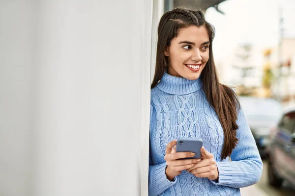 Menina Hispânica Jovem Sorrindo Feliz Usando Smartphone Cidade — Fotografia de Stock