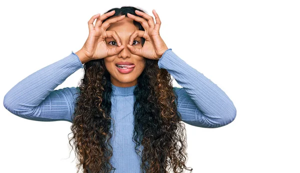 Mulher Hispânica Jovem Com Cabelo Encaracolado Vestindo Roupas Casuais Fazendo — Fotografia de Stock