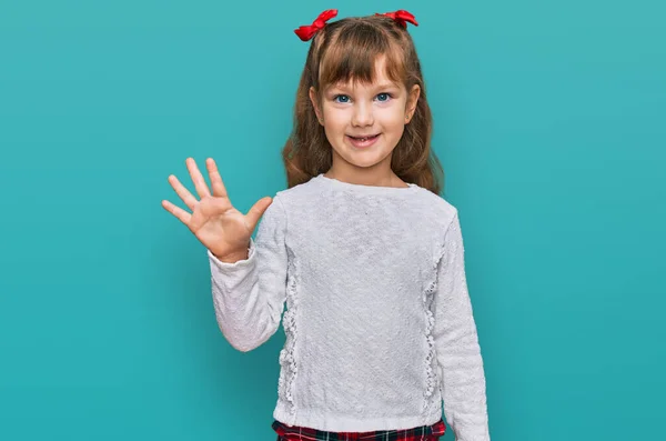 Klein Blank Meisje Kind Het Dragen Van Casual Kleding Tonen — Stockfoto