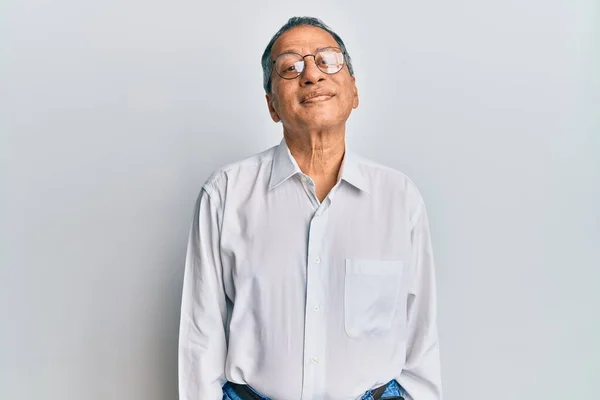 Orta Yaşlı Hintli Bir Adam Günlük Kıyafetler Gözlük Takıyor Yüzünde — Stok fotoğraf