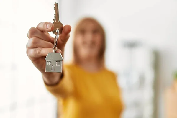 Middelbare Leeftijd Blonde Vrouw Glimlachen Gelukkig Holding Sleutel Van Nieuw — Stockfoto