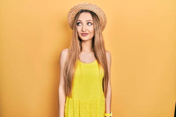 Menina Loira Jovem Usando Chapéu Verão Sorrindo Olhando Para Lado — Fotografia de Stock