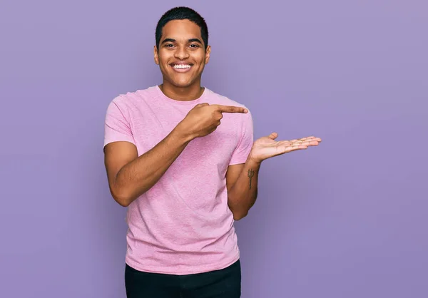 Jovem Homem Hispânico Bonito Vestindo Camisa Casual Rosa Espantado Sorrindo — Fotografia de Stock