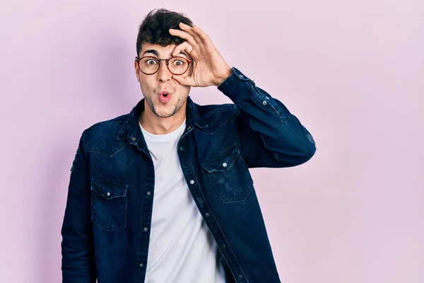 Jovem Hispânico Vestindo Roupas Casuais Óculos Fazendo Gesto Chocado Com — Fotografia de Stock